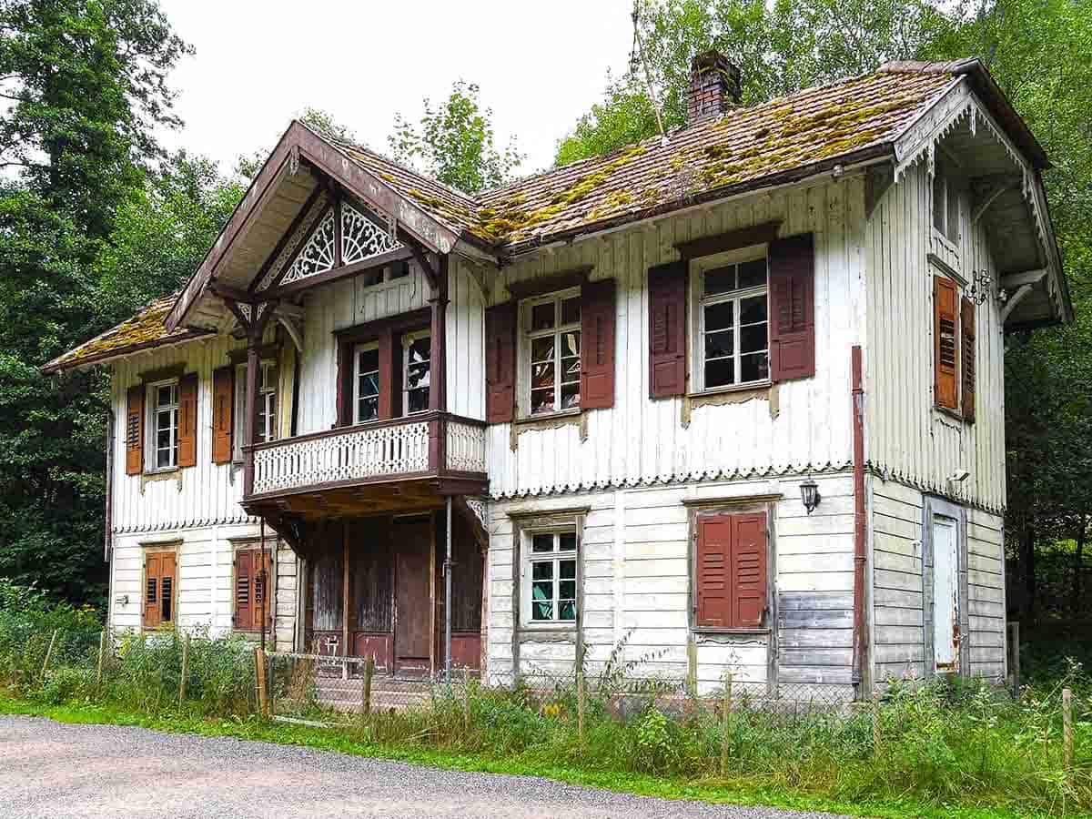 15 Reasons Why Old Houses Are So Noisy (+How to Quiet It) Architecture